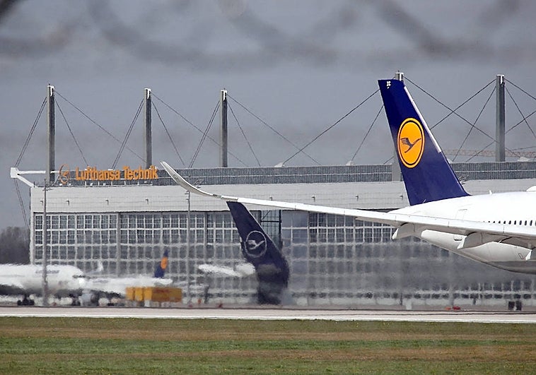 The mujer fue sacada del avión por varios services de emergency y trasladada después a hospital