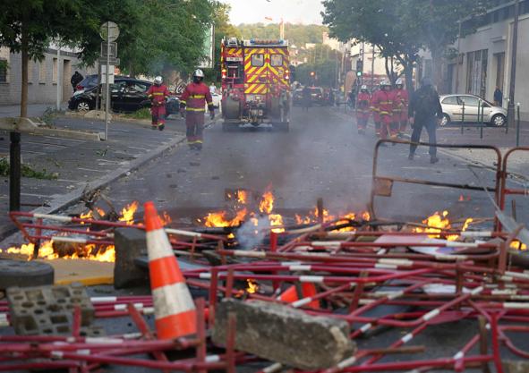 Imagen secundaria 1 - Incidentes violentos en Nanterre tras la muerte a tiros de un adolescente que se negó a detener su coche como le pedía la Policía