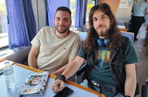 Panayotis y Dimitris en la cafetería del tren