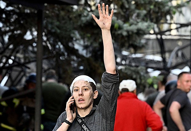 Rescatistas y voluntarios buscan todavía buscan sobrevivientes bajo de los escombros