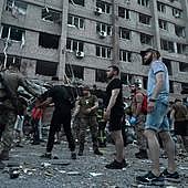 El escritor Héctor Abad, entre los heridos en el bombardeo ruso que ha causado 11 muertos