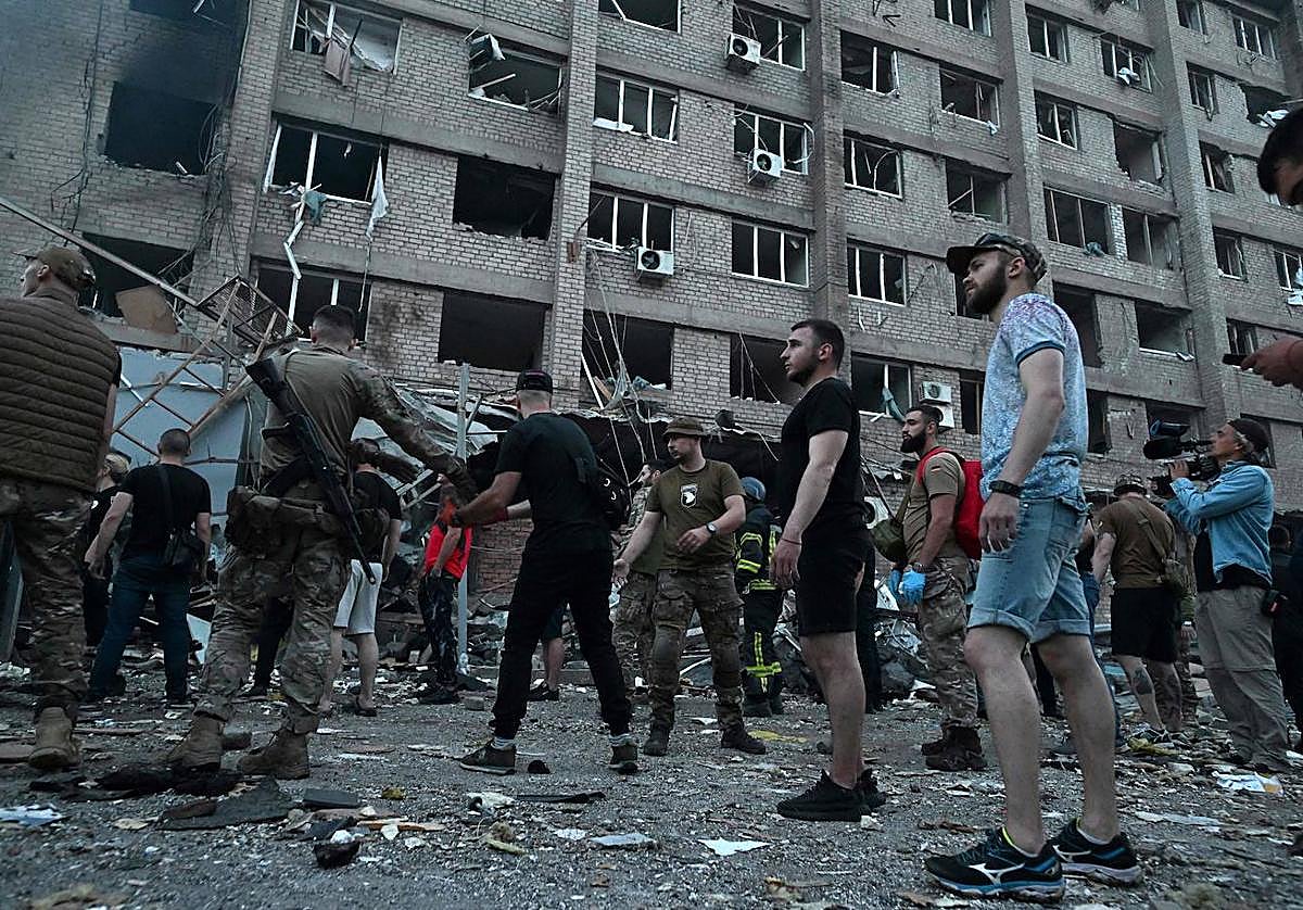 Rescatistas y voluntarios trabajan para rescatar a personas de debajo de los escombros tras el impacto de un misil contra un restaurante en Kramatorsk