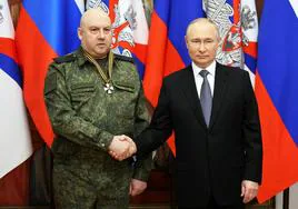 Gerasimov y Surovikin: la desaparición de los dos comandantes rusos en Ucrania alienta los rumores de una purga de Putin