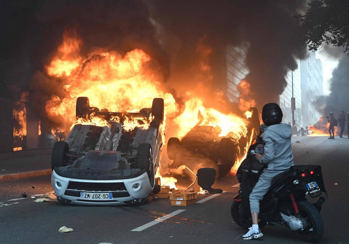 Varios coches arden en las calles de Nanterre tras los disturbios por la muerte de un joven