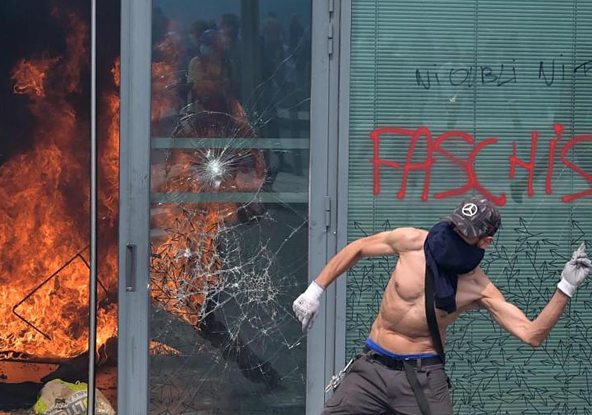 Un manifestante durante la protesta en Nanterre