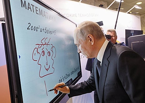 Imagen secundaria 1 - El presidente ruso ha estado en el foro de 'Ideas fuertes para el nuevo tiempo' en Moscú y también visitando Daguestán