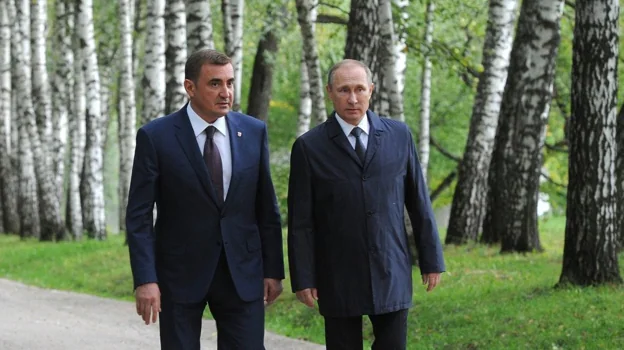 Aleksey Dyumin caminando junto a Putin