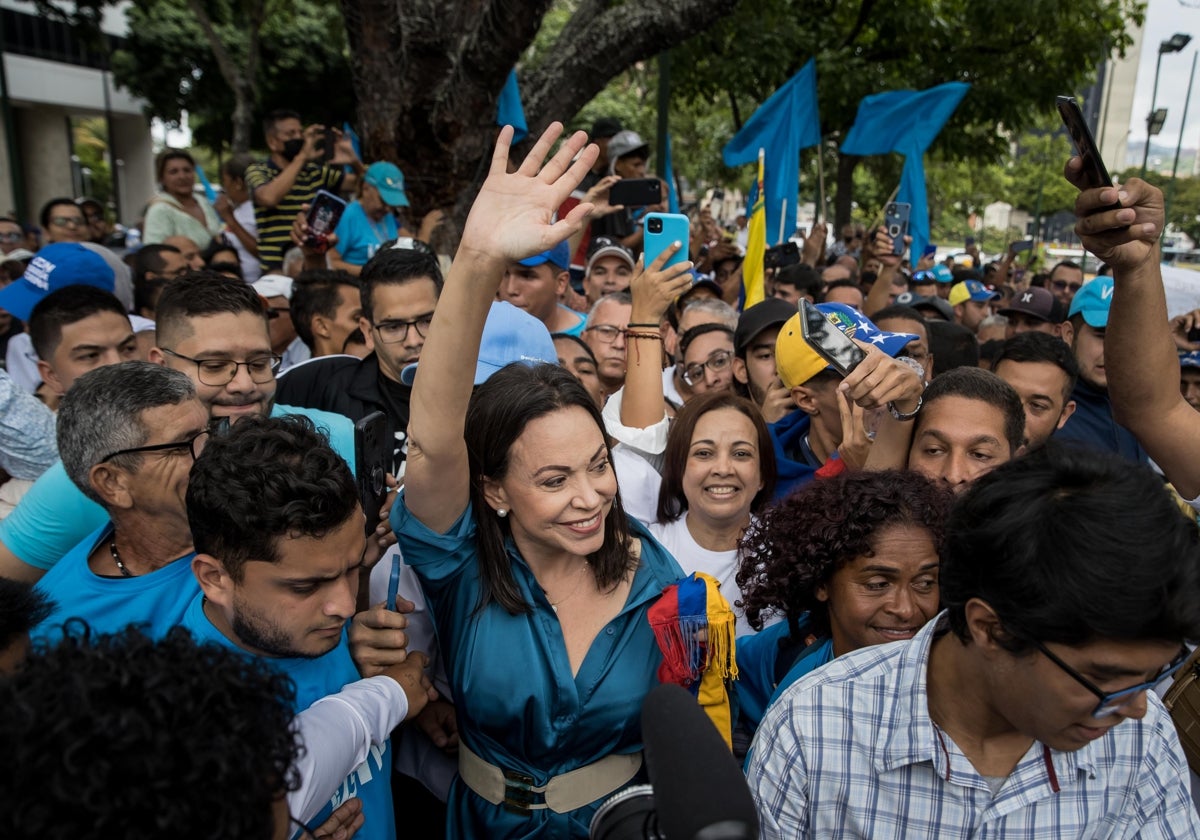María Corina Machado saluda a sus simpatizantes a su llegada a la inscripción como candidata a las elecciones primarias de la oposición la semana pasada