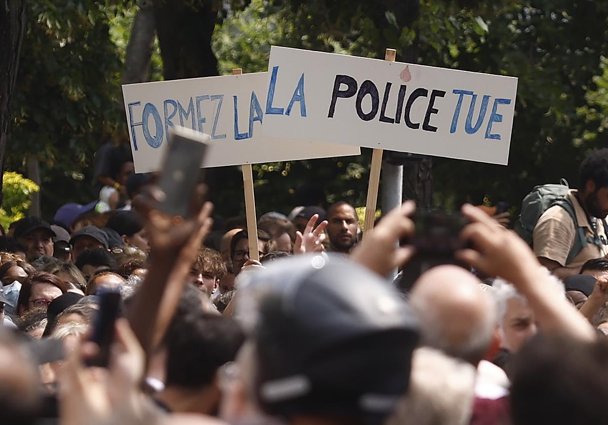 Manifestación en memoria de Nahel, el adolescente de 17 años abatido por la policía francesa en Nanterre, París