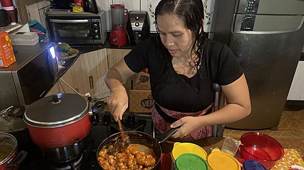 Sheila Rodrigues Santos Barbosa, de 51 años, cocina en su casa en la hacienda okupada los ñoqui de yaca que su marido produce