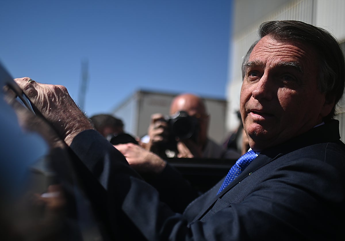 El expresidente de Brasil, Jair Bolsonaro, deja el Senado Federal después de visitar a su hijo, el senador Flávio Bolsonaro