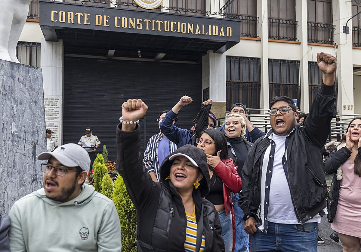 Decenas de personas de organizaciones sociales protestan frente a la Corte de Constitucionalidad de Guatemala para exigir que no se suspendan las elecciones