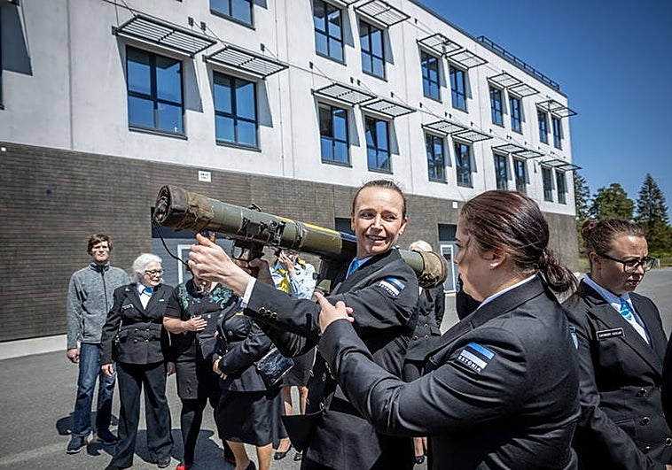 Jornada de puertas abiertas con voluntarias en la base de Amari.  Una de ellas sostiene un bazuka contra tanques