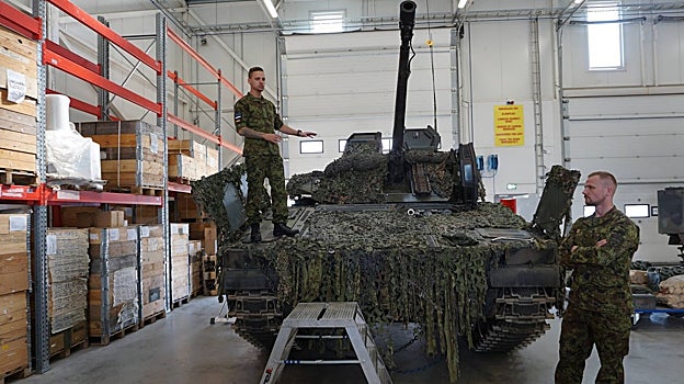 El teniente Aruoja explica detalles sobre el manejo del vehículo blindado CV90, del batallón Scout