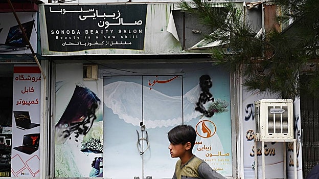 Las mujeres pasan frente a un salón de belleza en el área de Shahr-e Naw en Kabul el 4 de julio de 2023. Las autoridades talibanes de Afganistán ordenaron el cierre de los salones de belleza en todo el país dentro de un mes,