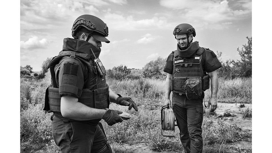 Oleksiy observa la cubierta de una mina antitanque que ha sido desactivada por la unidad de desminado de los servicios de emergencia de Ucrania.
