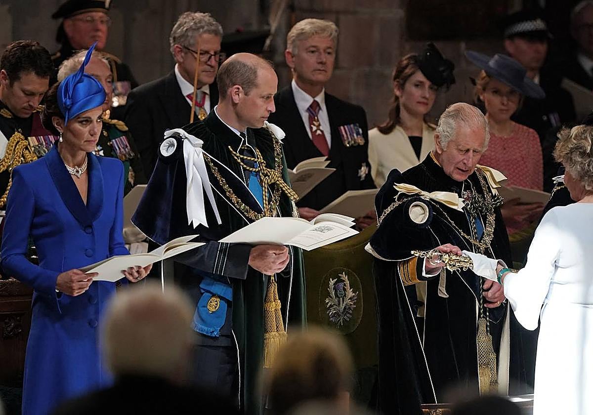 El Rey Carlos III de Gran Bretaña recibe el cetro de manos de la Secretaria de Justicia de Escocia