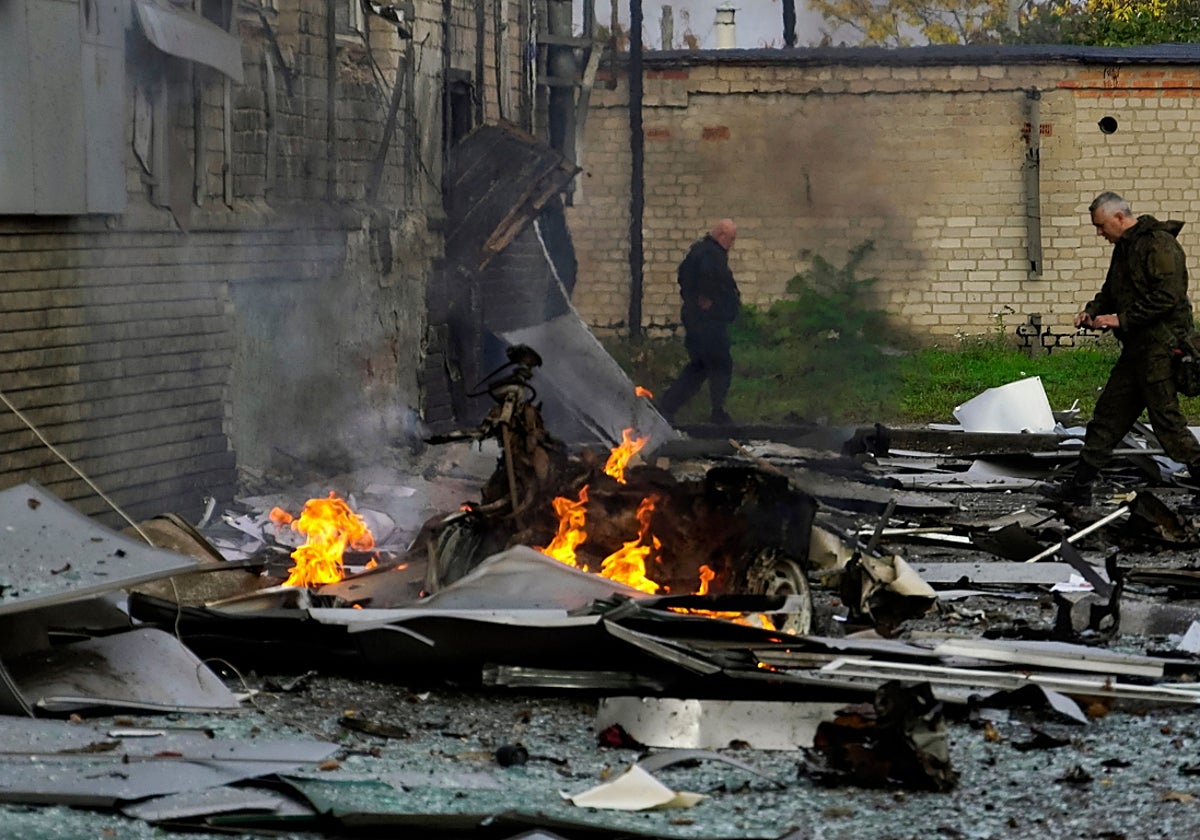 La estación de tren de Bogodujiv, en la provincia de Járkov (Ucrania) queda destruida por el ejército ruso