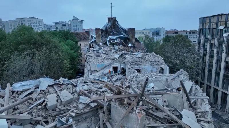 Vista de un grupo de edificios destruidos este jueves en Leópolis, tras el mayor ataque desde el inicio de la guerra.
