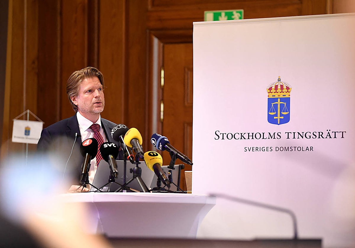 El juez Mans Wigen durante una conferencia de prensa, después de que se anunciara el veredicto en el caso de un hombre acusado de proporcionar fondos al grupo militante del Partido de los Trabajadores del Kurdistán Turco