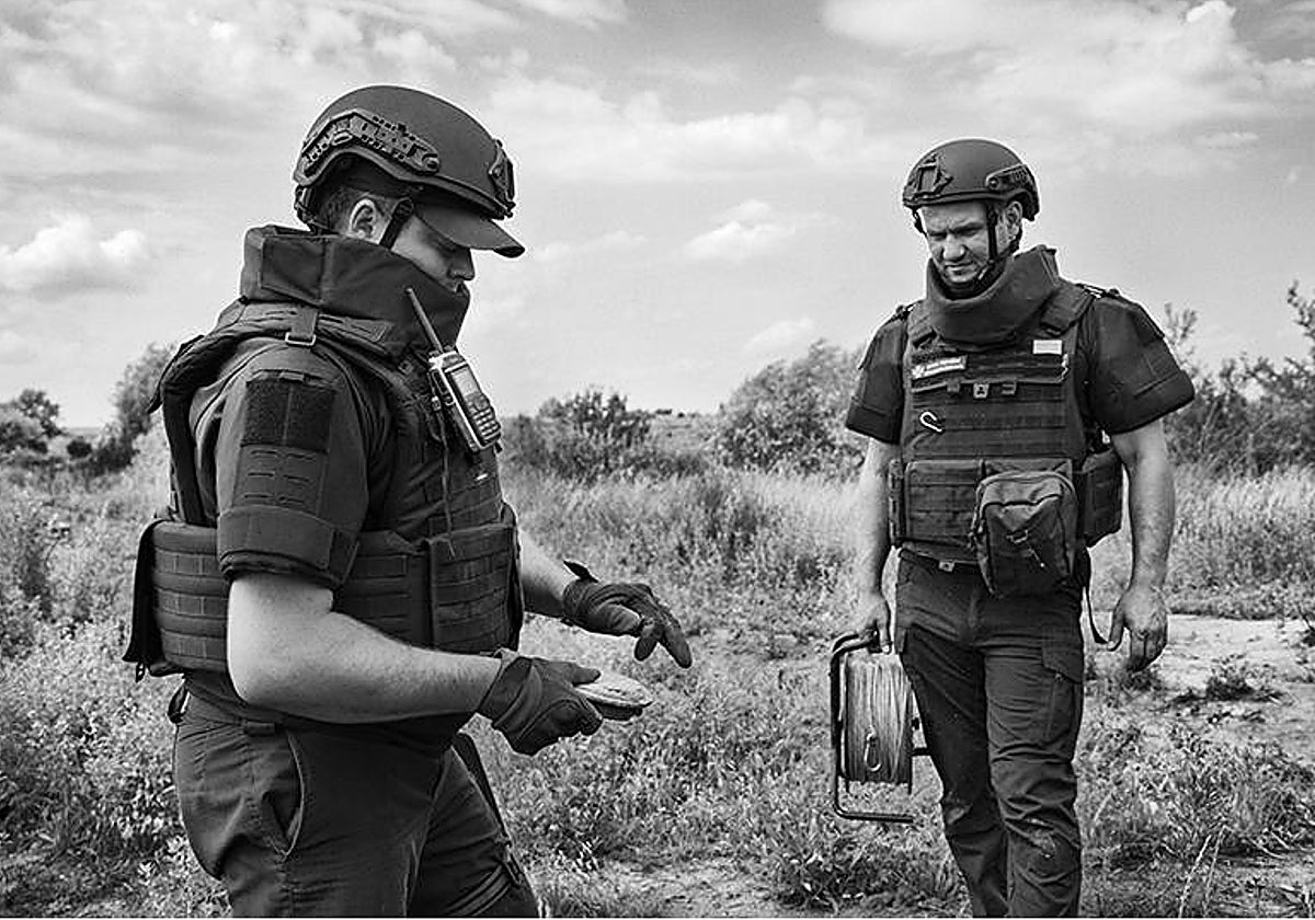 Oleksiy observa la cubierta de una mina antitanque que ha sido desactivada por la unidad de desminado de los servicios de emergencia de Ucrania.