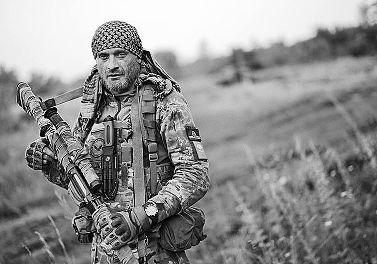 Zheka, combatiente checheno, en una posición del frente de la línea de Bajmut