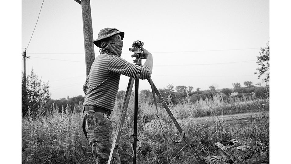 Eagle, combatiente checheno, coordina las coordenadas de sistema BM-21 Grad para ajustar el blanco.