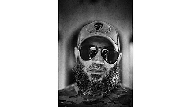 Ismail, miembro checheno del Batallón Sheik Mansur que combate en la guerra de Ucrania