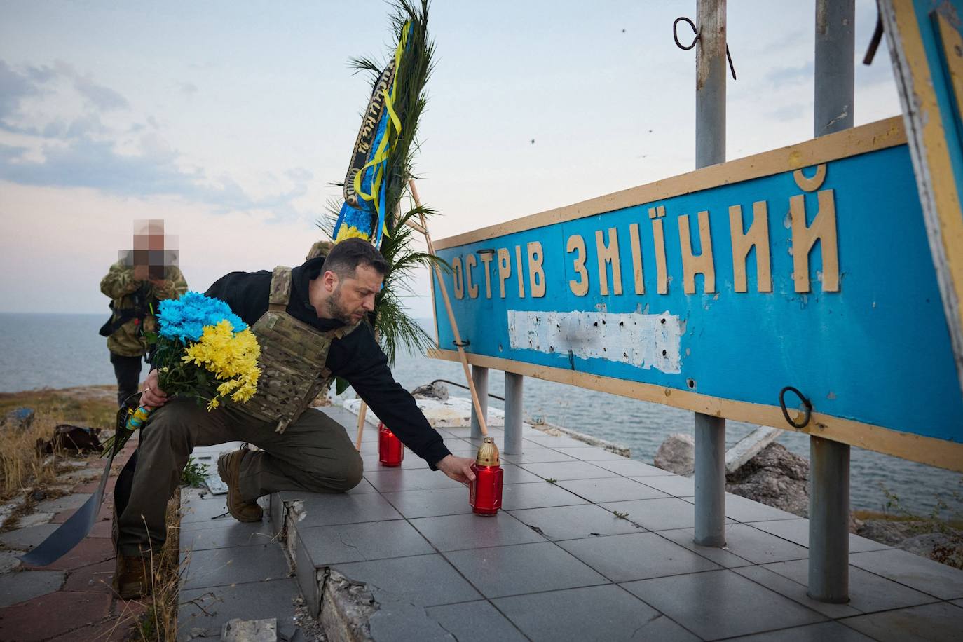 Zelenski, en la isla de las Serpientes para conmemorar los 500 días de invasión