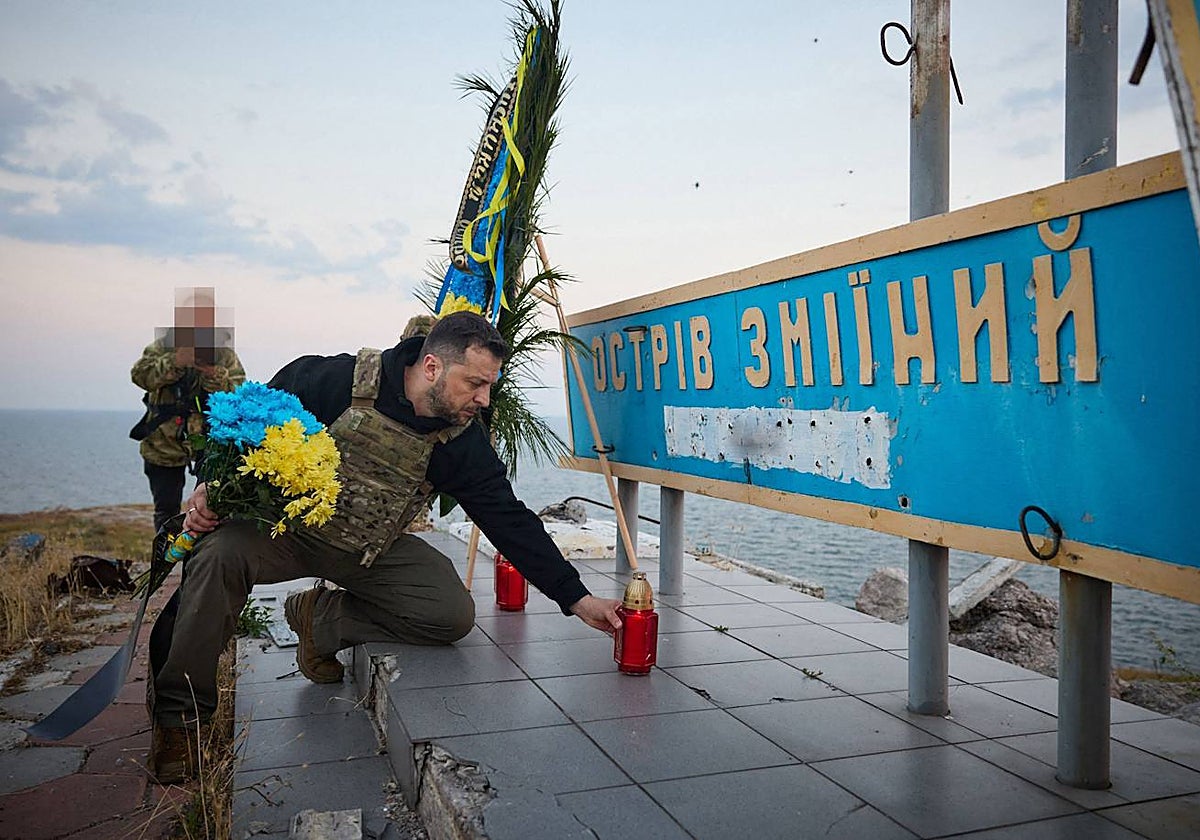 Zelenski , deposita flores y velas durante su visita a la Isla de las Serpientes (Isla Zmiinyi), en la región de Odesa.