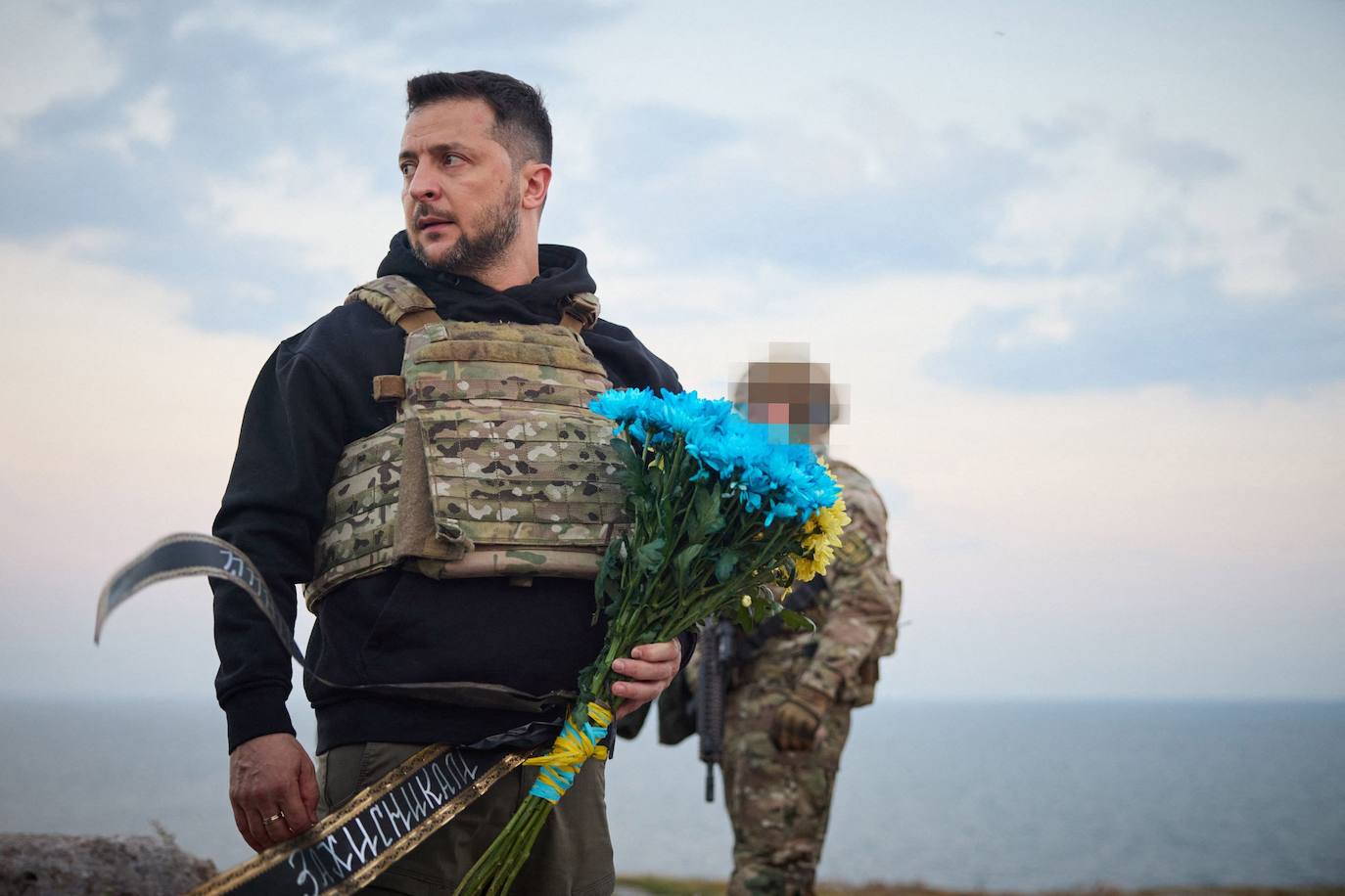 Zelenski, en la isla de las Serpientes para conmemorar los 500 días de invasión