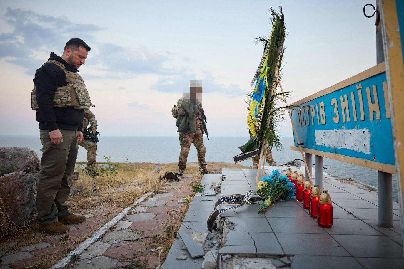 Zelenski, en la isla de las Serpientes para conmemorar los 500 días de invasión