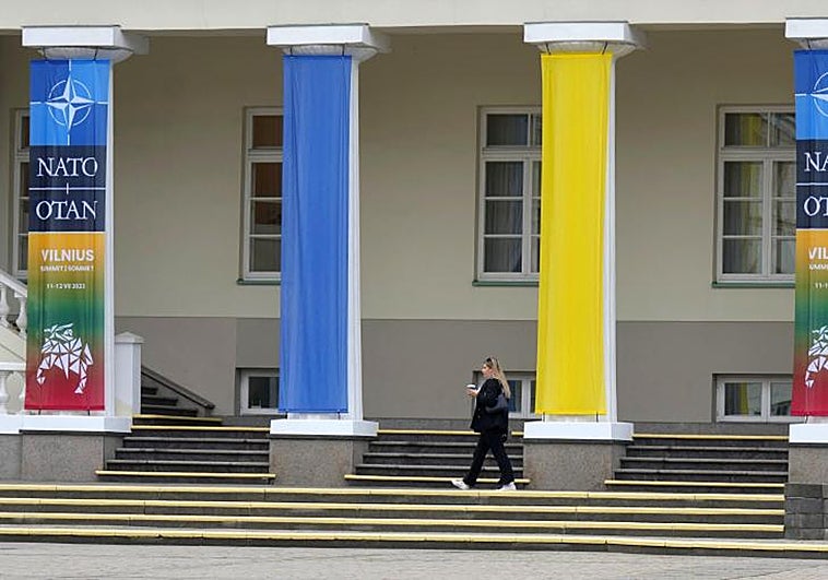 Vilna se viste de Ucrania todo en la cumbre recuerda a un aliado que