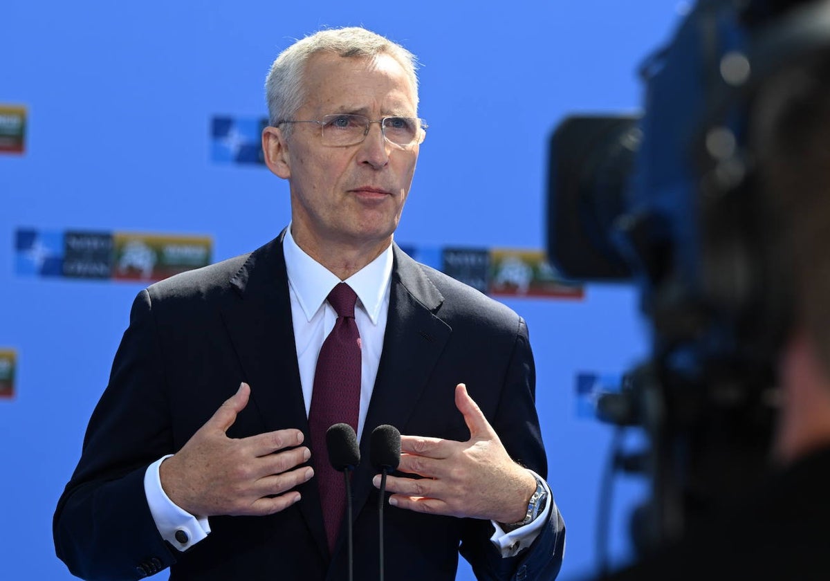 Jens Stoltenberg habla con los medios de comunicación al llegar a la cumbre de la OTAN en Vilna, Lituania