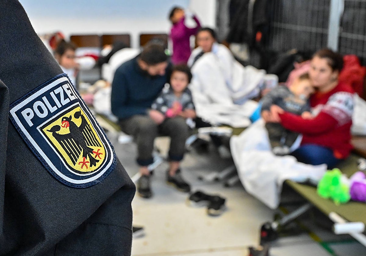 Un policía vigila un centro de inmigrantes en la ciudad de Fráncfort del Óder