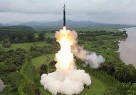 Corea del Norte reconoce haber lanzado un nuevo misil intercontinental de combustible sólido