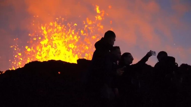 Las autoridades islandesas piden no acercarse al volcán en erupción