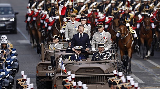 El presidente francés y el jefe del Estado Mayor de la Defensa, Thierry Burkhard, durante el desfile militar en París