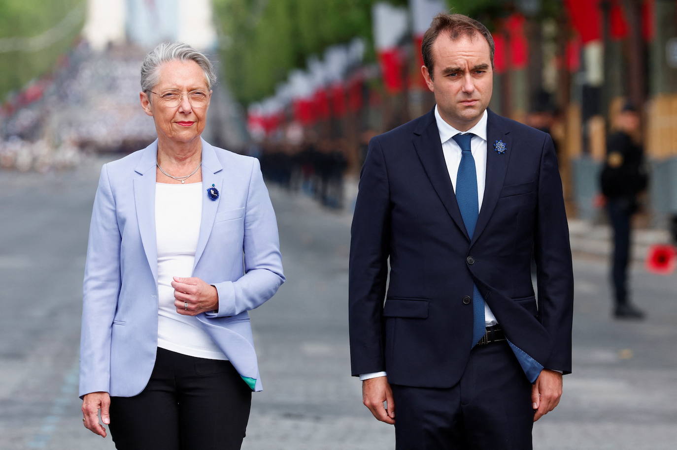 La primera ministra de Francia, Elisabeth Borne, y el ministro de Defensa de Francia, Sebastien Lecornu, llegan para asistir al desfile militar anual del Día de la Bastilla, en París.