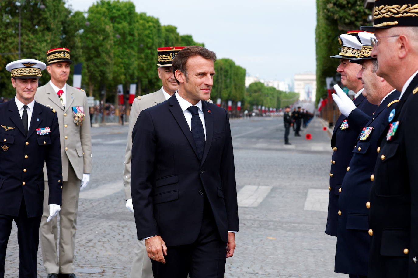 El presidente de Francia, Emmanuel Macron, y el jefe del Estado Mayor de la Defensa, Thierry Burkhard, llegan para asistir al desfile militar anual del Día de la Bastilla en la avenida de los Campos Elíseos en París.