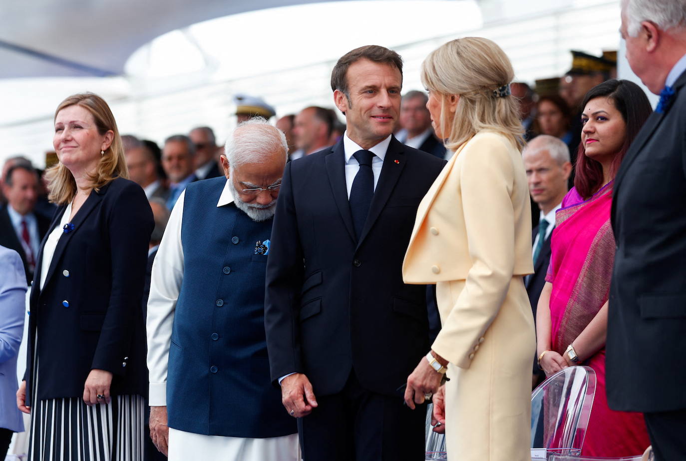 El presidente de Francia, Emmanuel Macron, la primera dama Brigitte Macron, el primer ministro de la India, Narendra Modi, asisten al desfile militar anual del Día de la Bastilla en París.