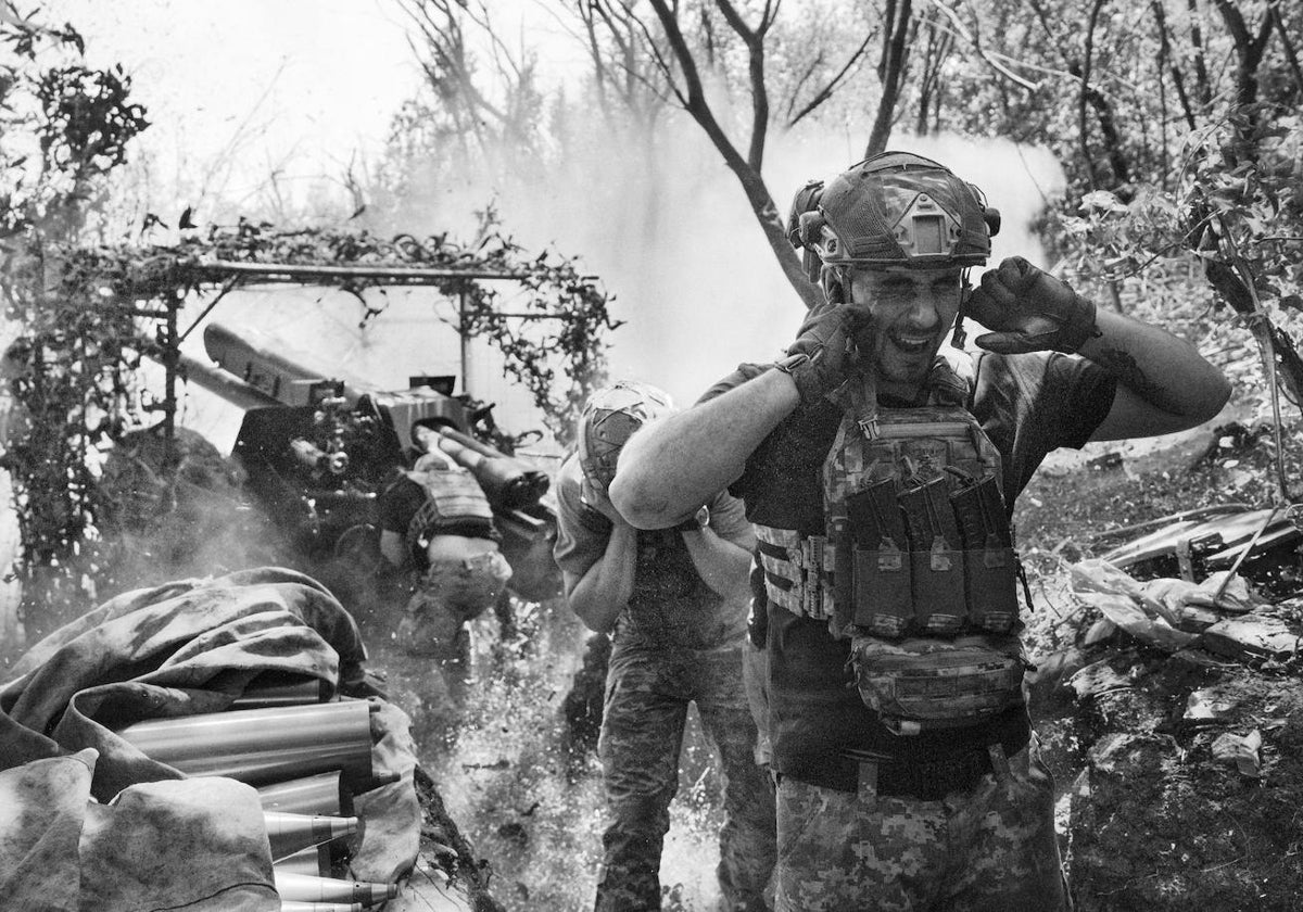 Artilleros ucranianos de la Brigada 80 durante un bombardeo a las posiciones rusas en el frente de Bakhmut