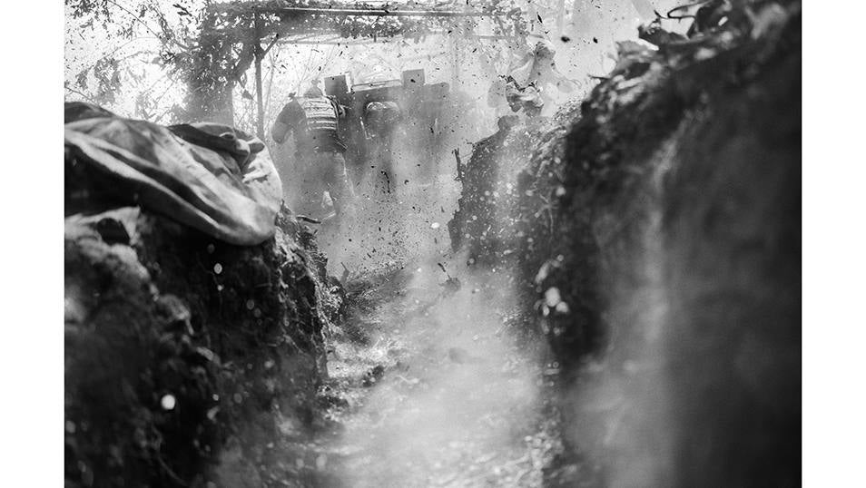 Una unidad de artillería de la brigada 80 del ejercito ucraniano dispara desde la linea del frente hacia la ciudad ocupada de Bakhmut