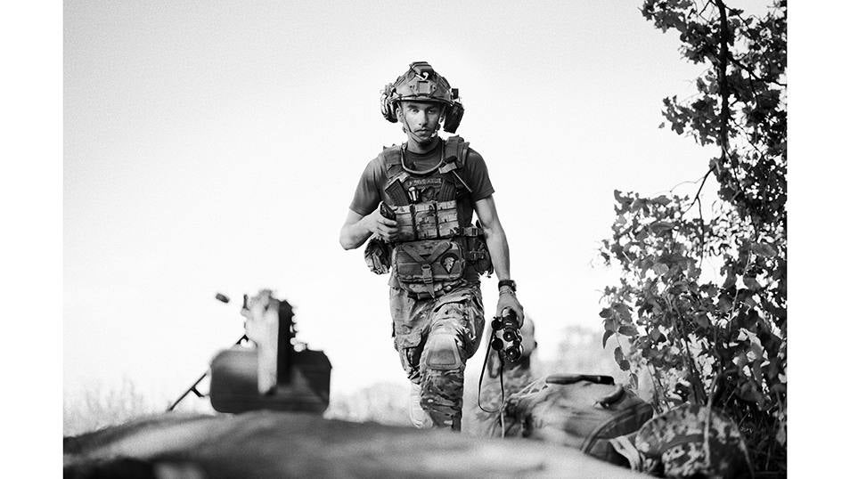 Un soldado de la Brigada 80 del ejercito ucarniano regresa a la seguridad de su posición tras observar el horizonte en busca de presencia de drones rusos