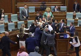 Estalla una pelea en el parlamento de Kosovo después de que un legislador arrojara agua al primer ministro
