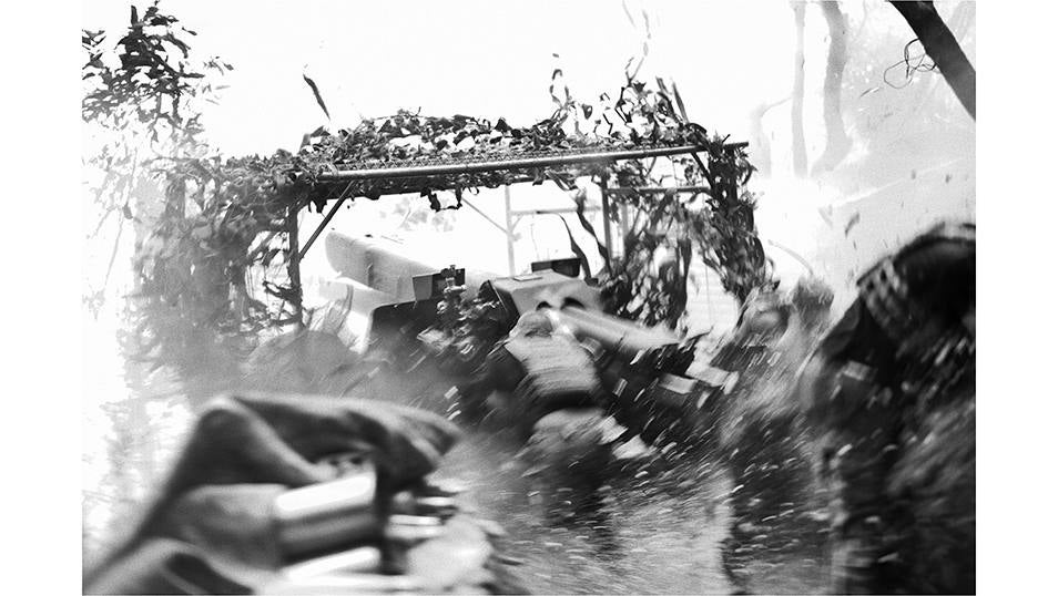 Una unidad de artillería de la brigada 80 del ejercito ucraniano dispara desde la linea del frente hacia la ciudad ocupada de Bakhmut