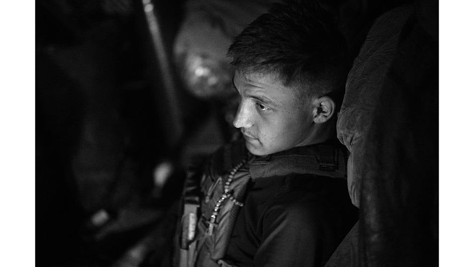 Un soldado de la Brigada 80 del ejercito ucraniano se cubre en el interior de un búnker del bombardeo de la artillería rusa