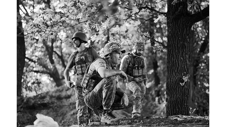 Soldado de la Brigada 80 del ejercito Ucraniano observan los impactos de la artillería Ucraniana en la linea del frente de Bakhmut