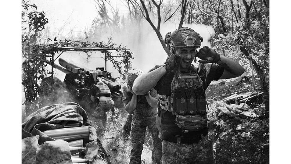 Artilleros ucranianos de la Brigada 80 durante un bombardeo a las posiciones rusas en el frente de Bakhmut