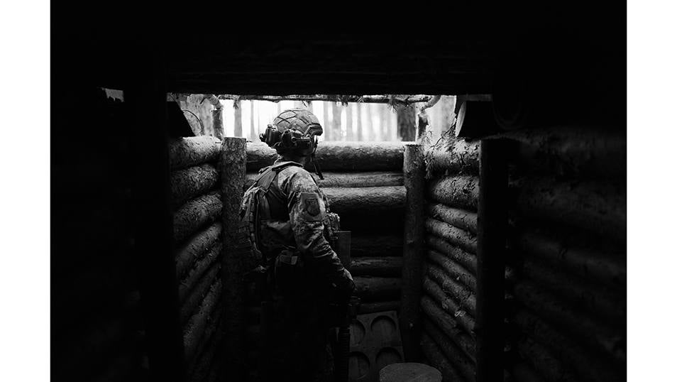 Un soldado del Batallón de los Lobos de Da Vinci vigila la linea del frente ante la posible presencia de comandos rusos en ofensiva contra su posición